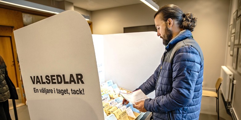 Man röstar i en vallokal