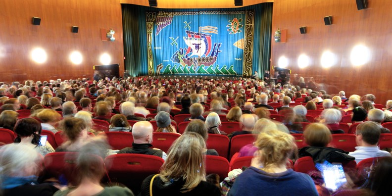 Publik i en teatersalong under en föreställning