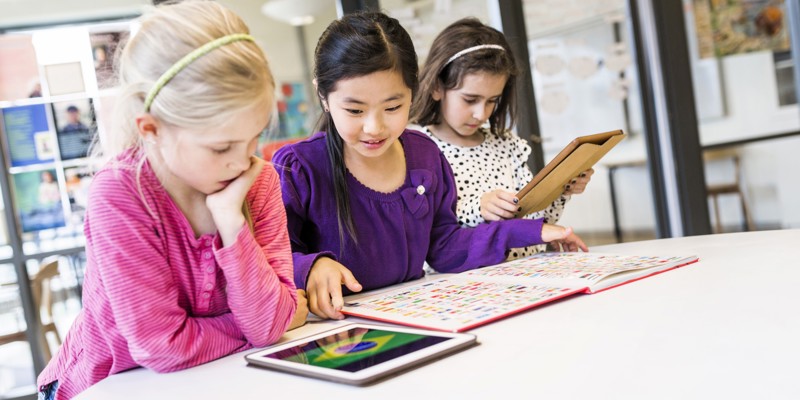 Barn läser böcker i skolan