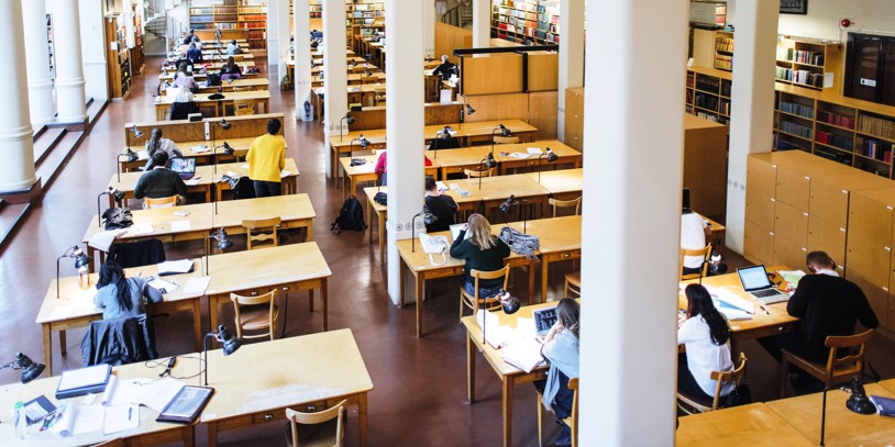 Studenter studerar på ett bibliotek