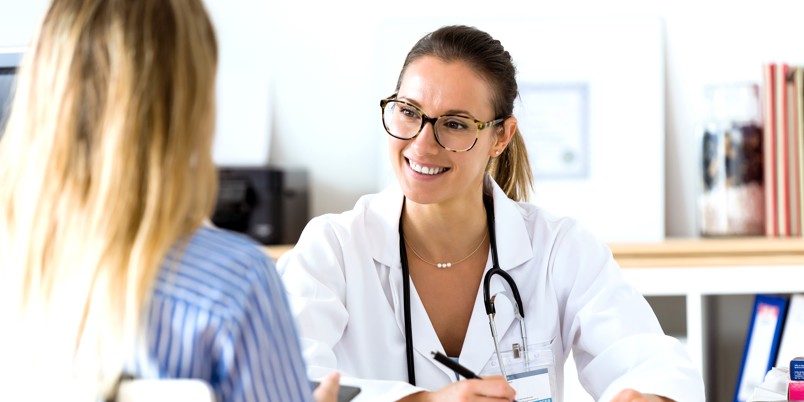 Läkare i samtal med patient