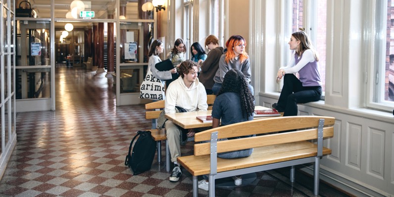 Gymnasieelever umgås i skolans korridor