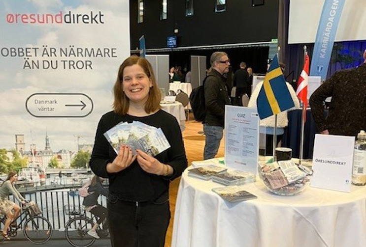 Frida delar ut flyers till intresserade ungdomar