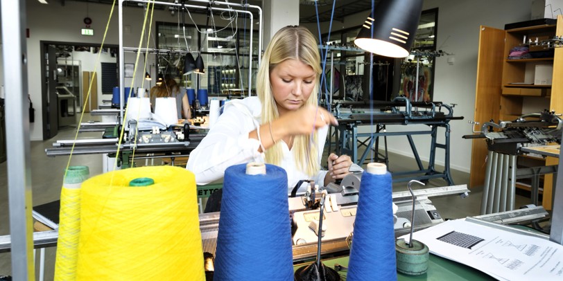 Student på designskolan syr