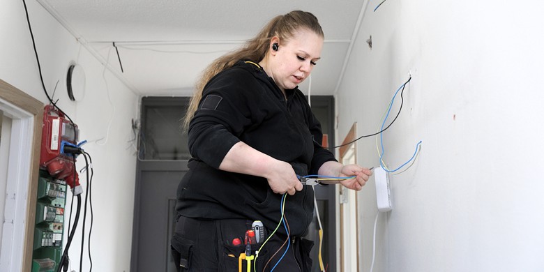 Elektrikerlärling arbetar med elinstallationer